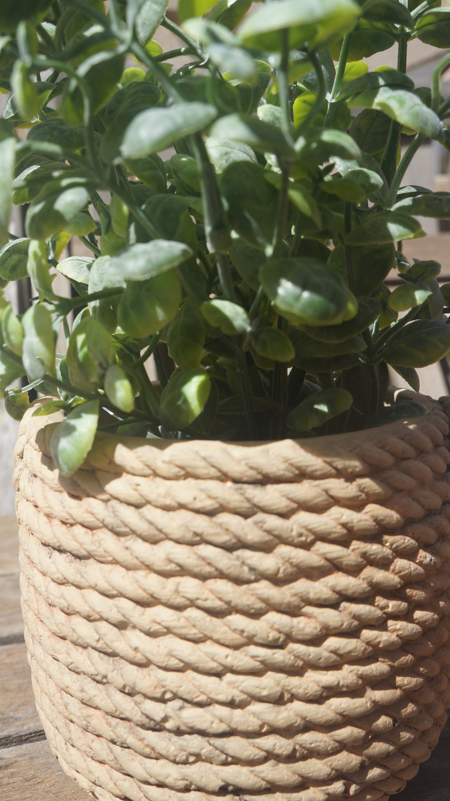 Maceta en forma de canasto con planta artificial