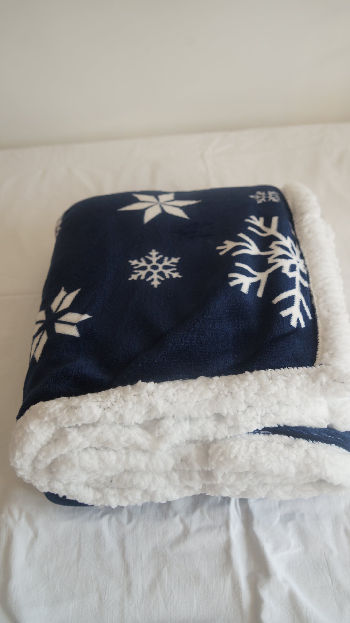 Navy blue Christmas blanket with snowflakes 150x200 cm