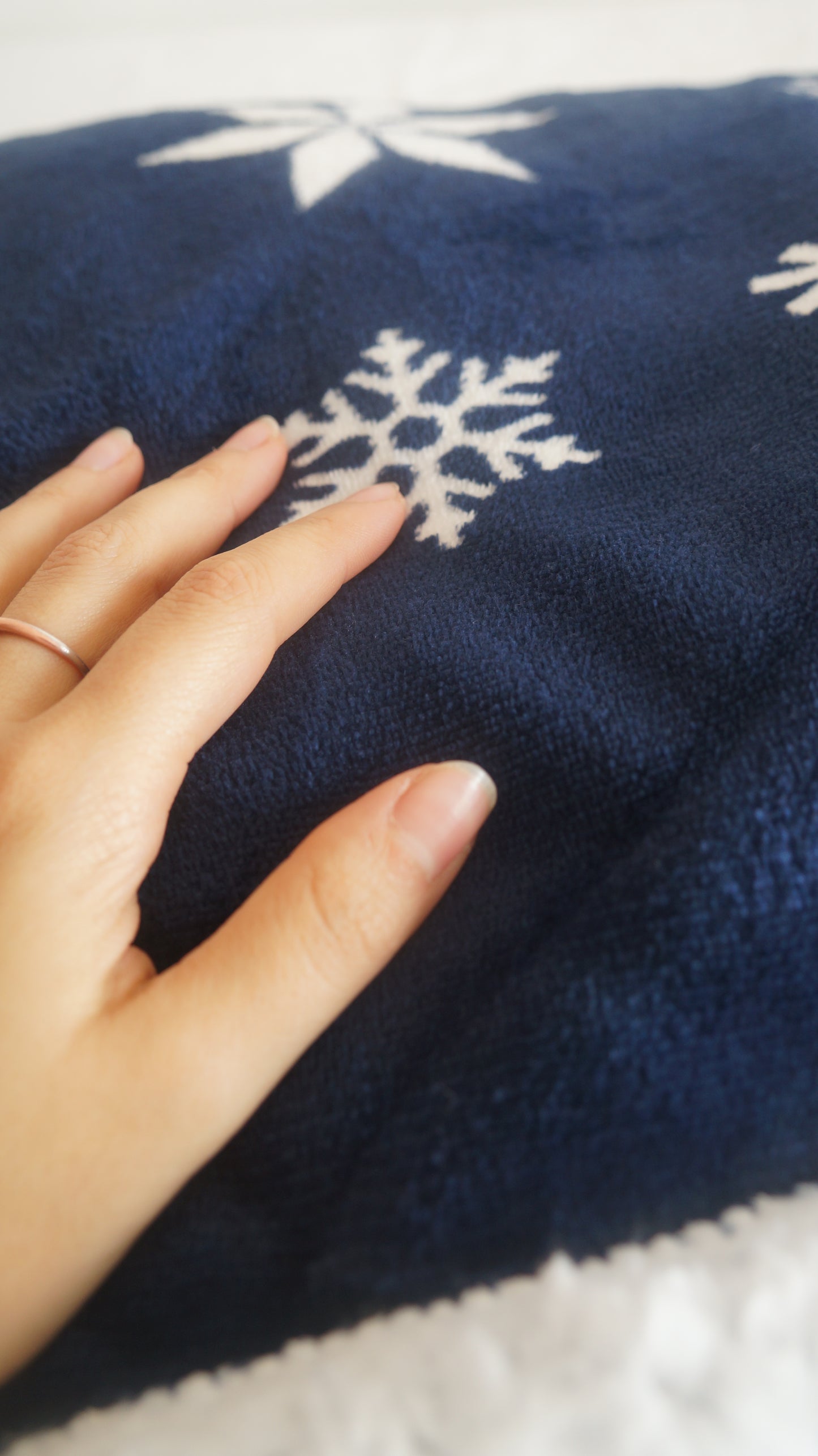 Navy blue Christmas blanket with snowflakes 150x200 cm