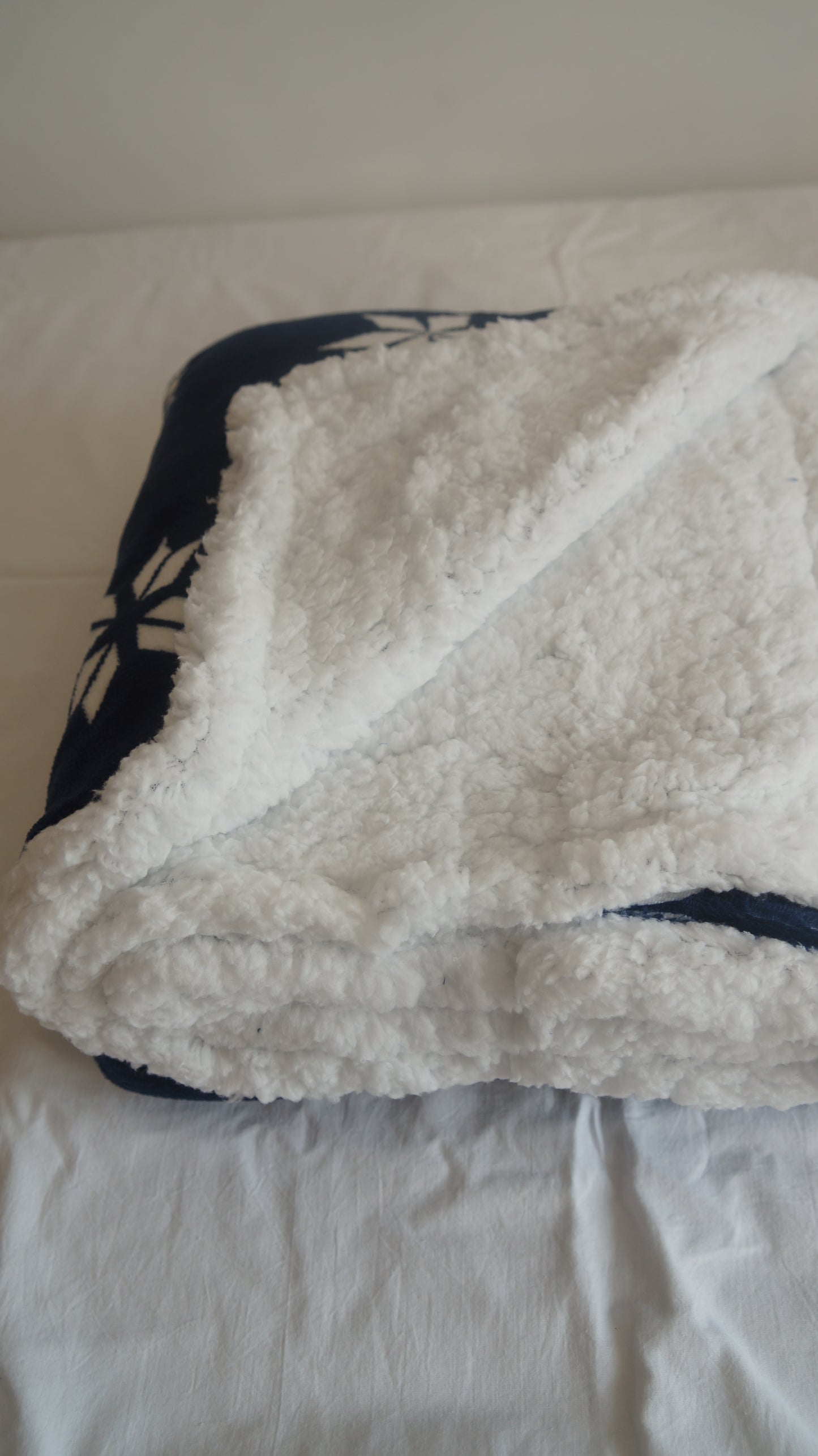 Navy blue Christmas blanket with snowflakes 150x200 cm