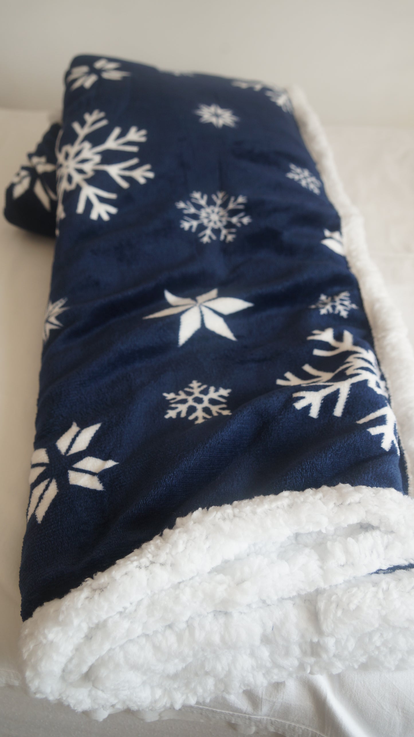 Navy blue Christmas blanket with snowflakes 150x200 cm